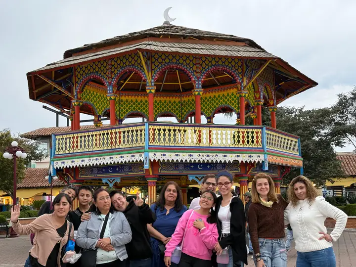 Grupo frente al kiosco de Chignahuapan