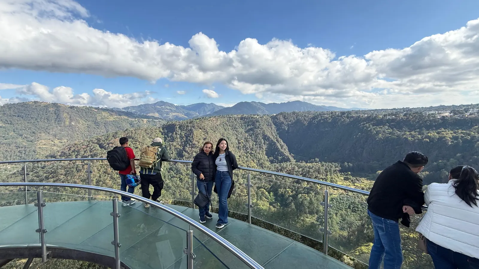 Visitantes en un mirador de la Sierra Norte de Puebla